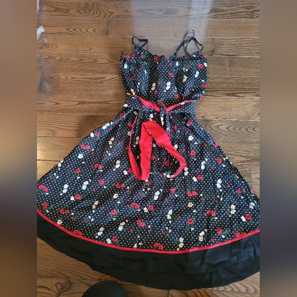 NWT Gorgeous summer dress, beautiful flowy hem line. Very complementing colours - Picture 7 of 12